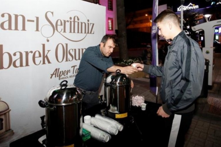 Bursa İnegöl'de iftar sonrası ücretsiz çay ikramı